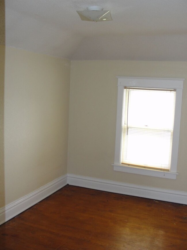 Building Photo - Duluth, MN - 3 bedroom - 1 bathroom - Sing...