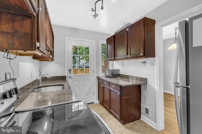 Building Photo - 38 E Rosemont Ave