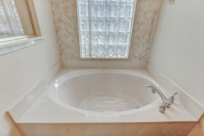 Building Photo - Lake  & Golf Course View Home in North Hampton