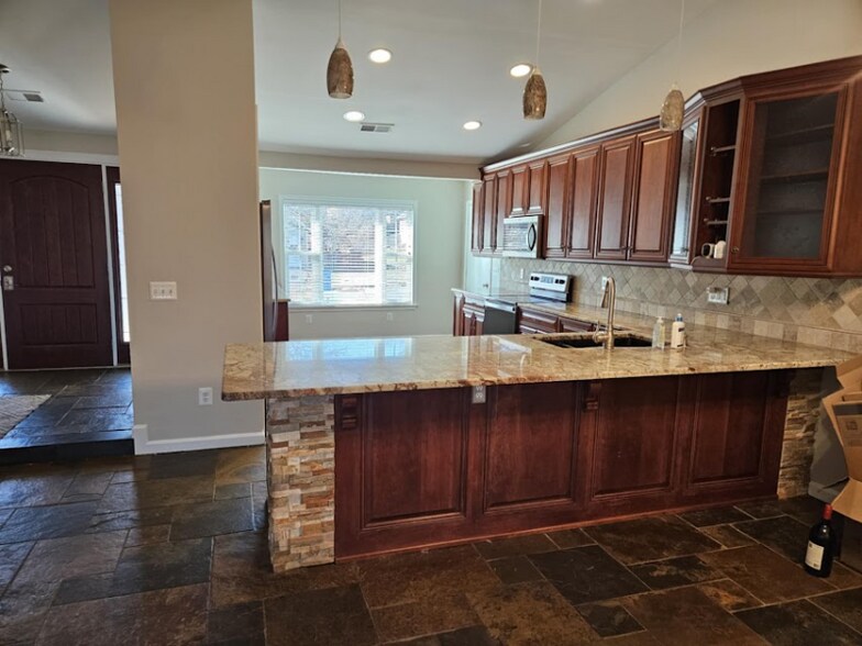 Building Photo - 310 Silver Ridge Dr
