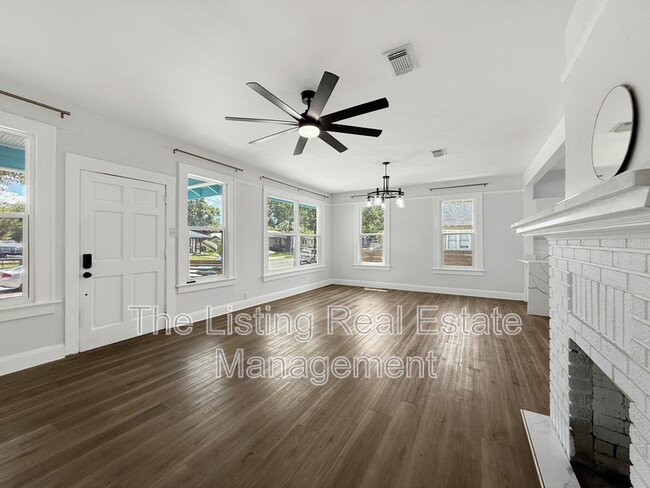 Building Photo - 308 E Hanna Ave