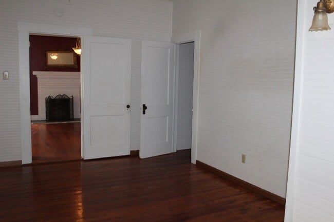 Building Photo - Spacious 3 bedroom