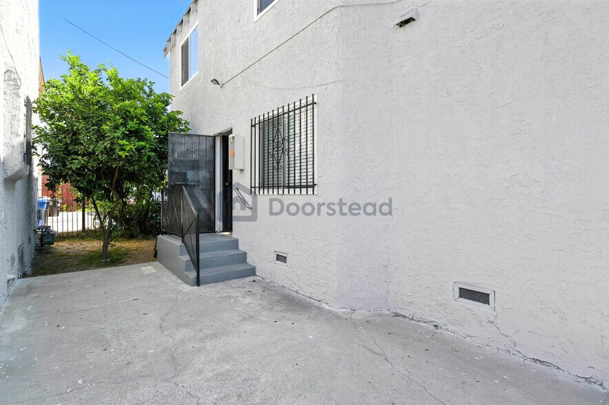 Building Photo - 5874 S Figueroa St