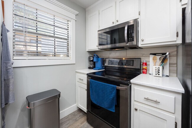 Building Photo - 17462 Front Beach Rd