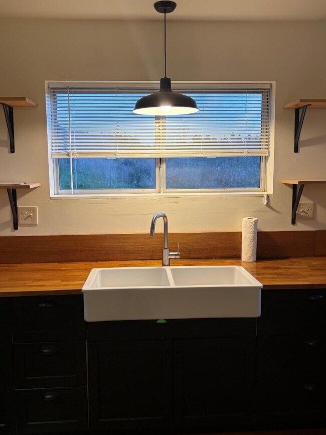 Building Photo - 11100 La Honda Rd