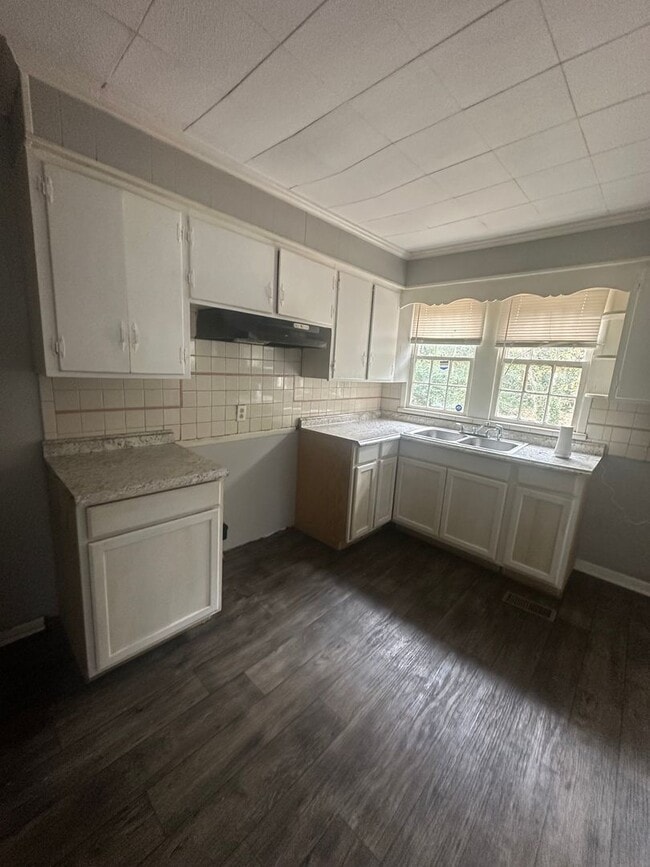 Building Photo - Charming 3 bedroom 1 bath with plenty of open space!