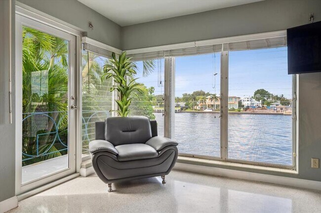 Building Photo - 561 Bayshore Dr