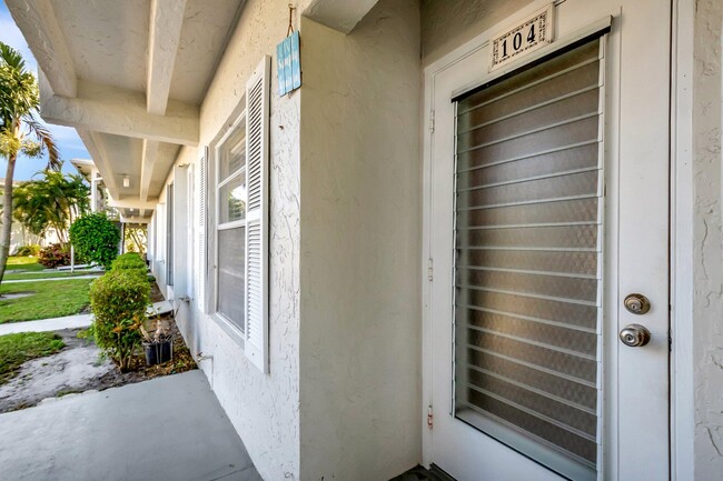 Building Photo - 2840 SW 13th St