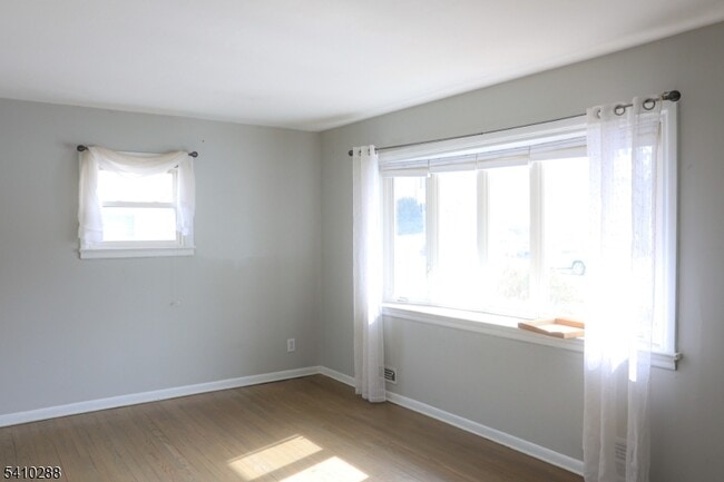 Building Photo - 118 Hobart Ave