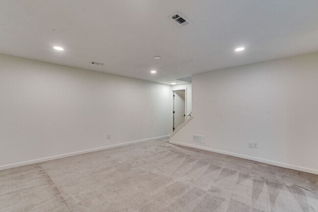 Building Photo - Completely renovated 4 bedroom, 3 bathroom...