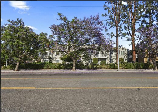 Building Photo - 6616 N Clybourn Ave
