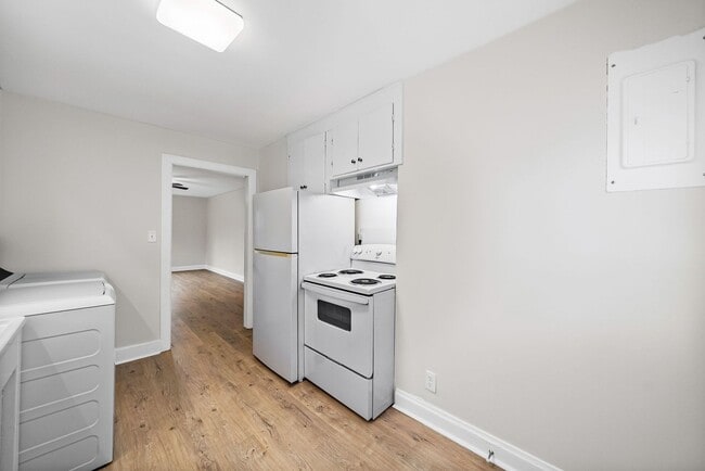 Building Photo - Renovated 2 bedroom home for rent Near Downtown Clarksville!