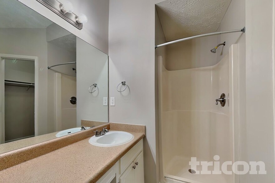 Building Photo - 270 Rosewood Dr