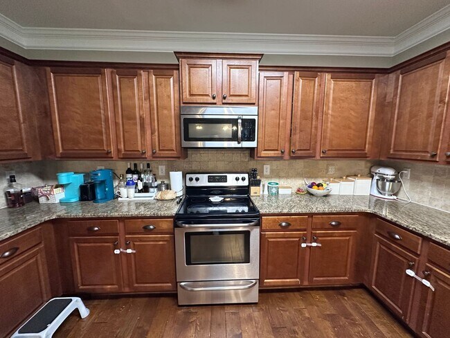 Building Photo - Welcome to this spacious 6 bedroom, 4 bath...