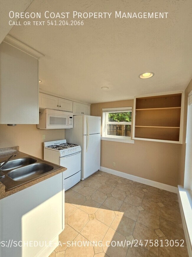 Building Photo - Ocean Views 1bed/1bath Upstairs Unit