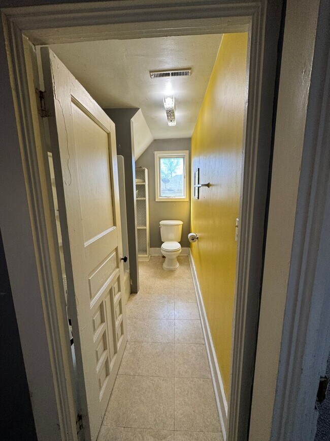 Building Photo - 605 N State St