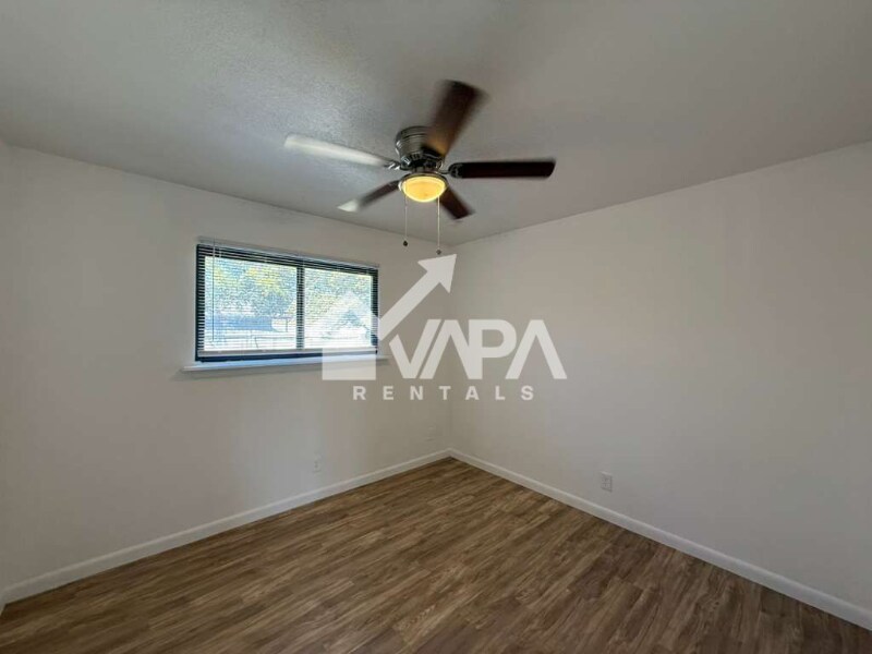 Building Photo - 302 Kingsman St