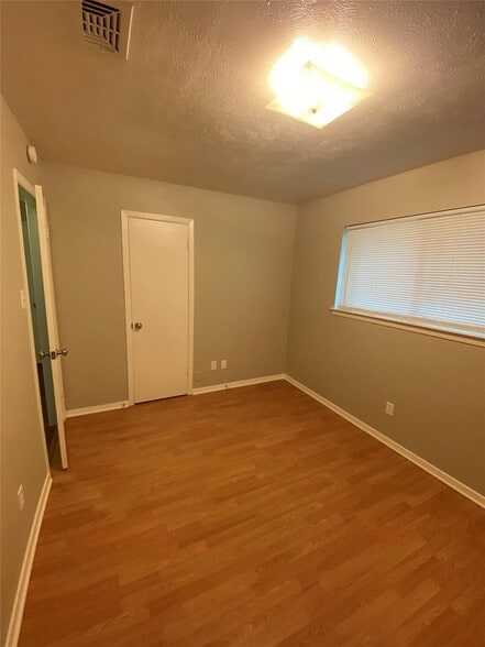 Building Photo - 1102 Laurel Hl Ct