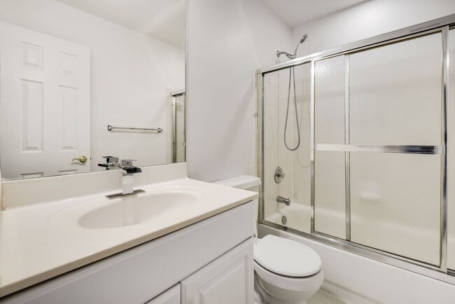Building Photo - 3 Bed 2 Full Bath 2 Half Bath - Silver Spr...