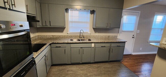 Building Photo - APARTMENT 2BR / 1BA