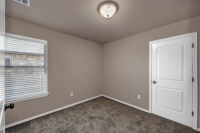 Building Photo - Beautiful 4 bedroom in Yukon