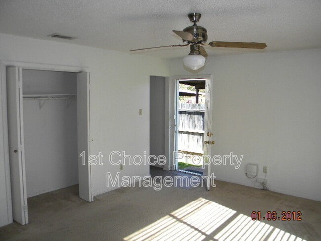 Building Photo - 996 Meadow Cir S