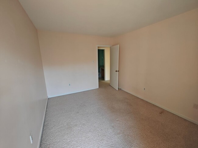 Building Photo - Multi unit townhome