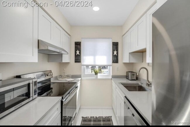 Building Photo - 1723 E 14 Mile Rd