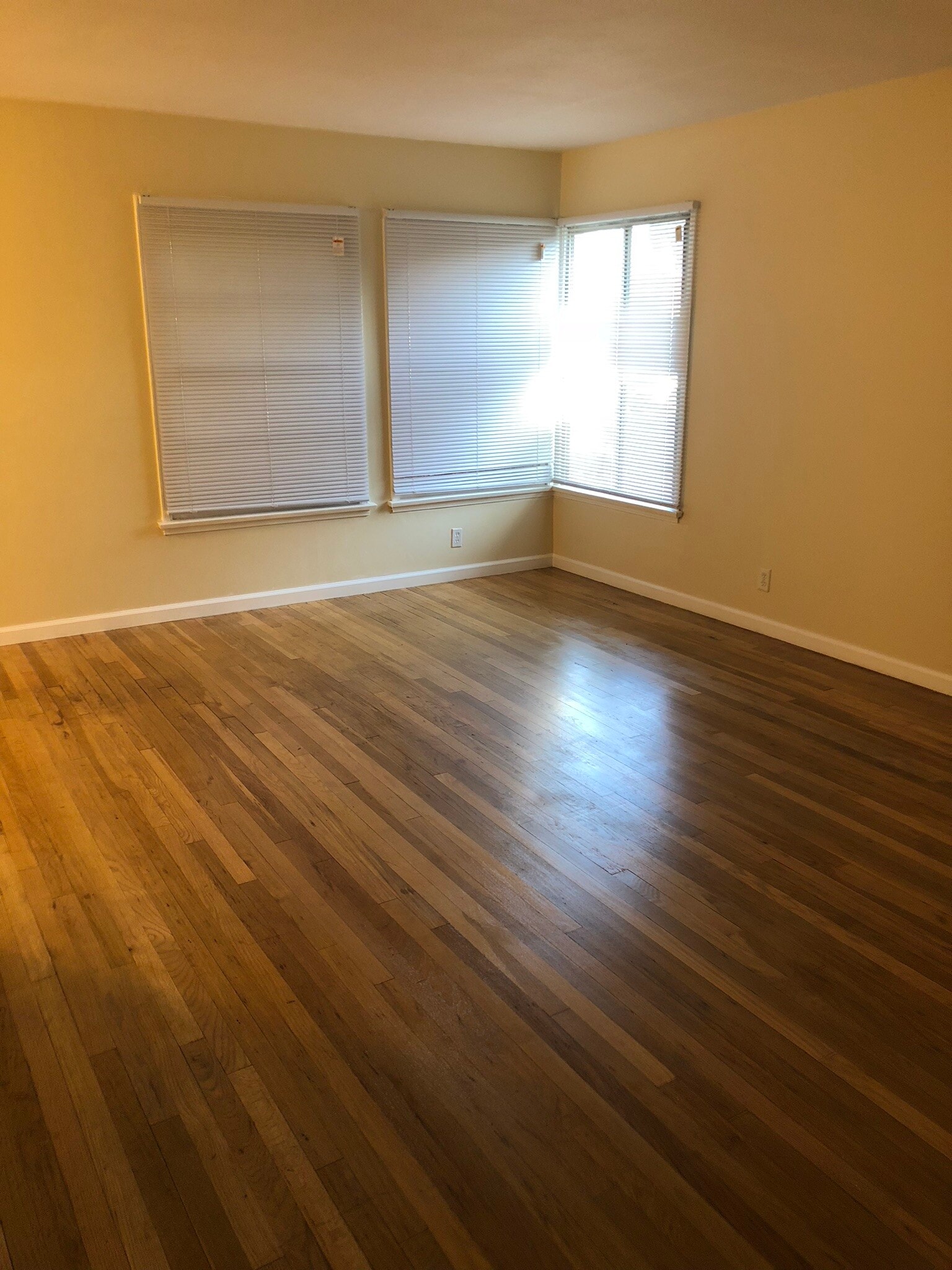 Building Photo - 607 N Rosemary Ln