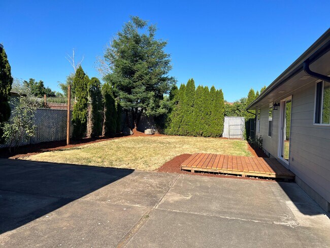 Building Photo - 601 High Ct