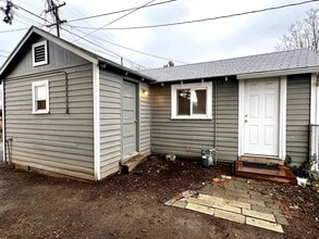 Building Photo - r706