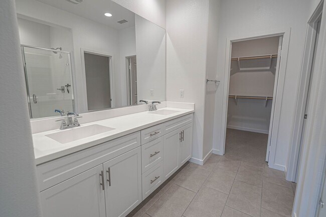 Building Photo - West Creek 3 Bedroom Townhome for Rent in Valencia.