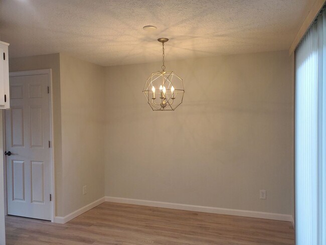Building Photo - REDUCED RENT AND FREE MONTH OF RENT! South Salem Condo w/ Remodeled Kitchen, A/C & W/S/G Included!