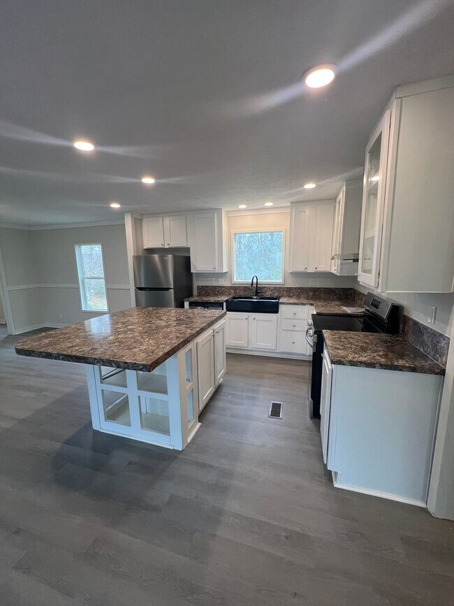 Building Photo - Large 3 bedroom / 2 bath home / 1 Acre FOR RENT