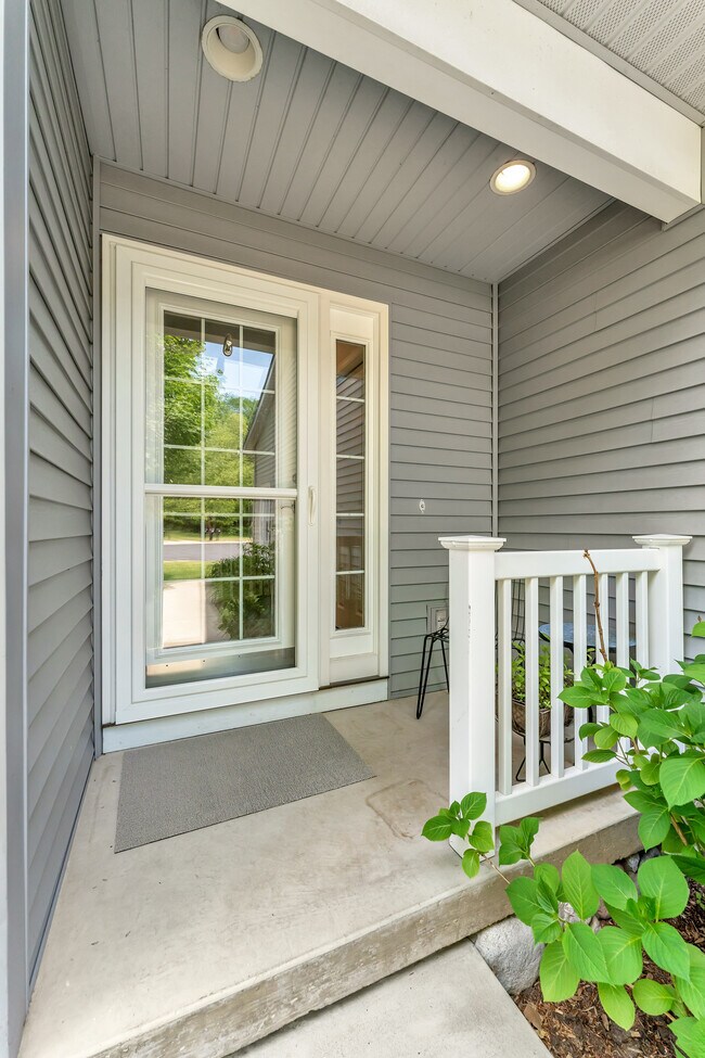 Building Photo - 6690 Green Valley Ct SE