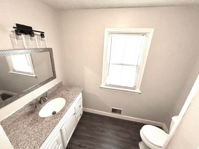 Building Photo - 110 E Gray St