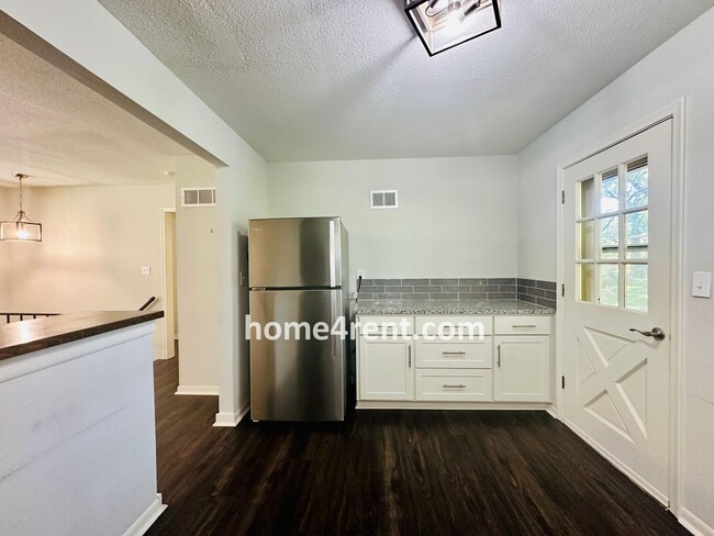 Building Photo - Updated Kitchen w/ Granite Counters, Subway Tile, SS Appliances