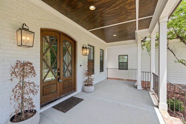 Building Photo - **Luxury 4/4 with Fenced in Yard**