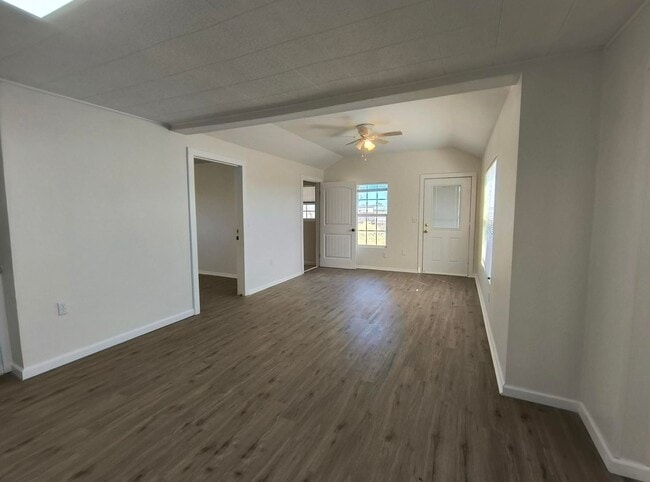 Building Photo - Charming and Spacious 3 bedroom, 2 bath home COMING SOON!