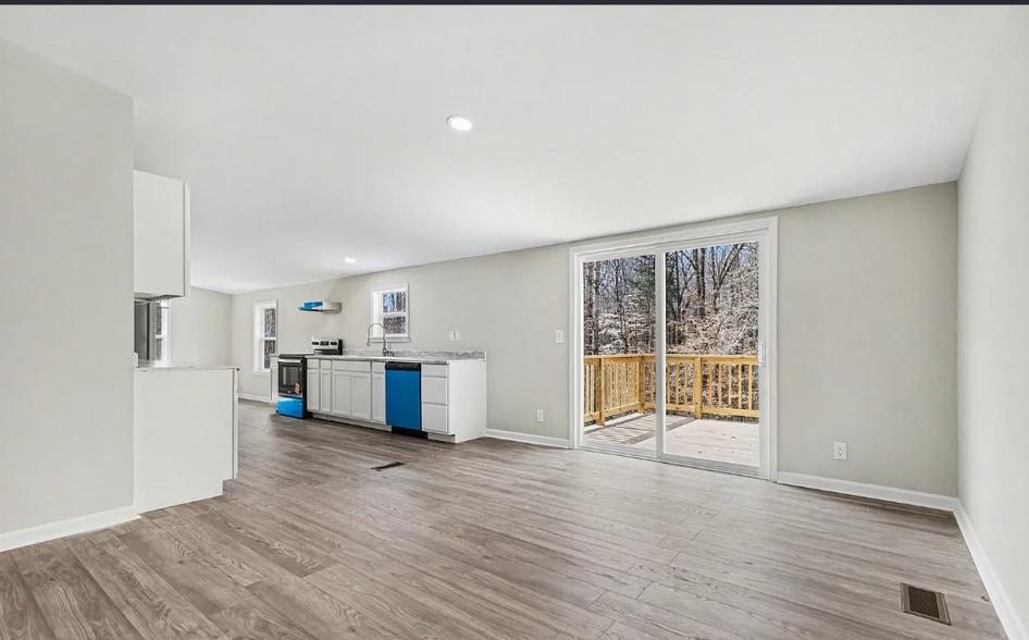 Building Photo - 5050 Park Creek Dr