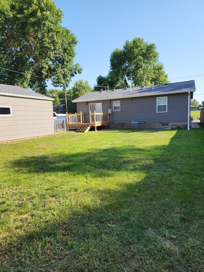 Building Photo - Four bedroom two bathroom house W/ double ...