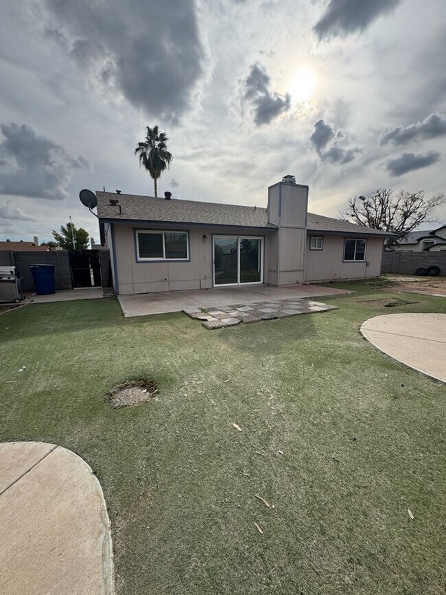 Building Photo - CORNER LOT 3 BEDROOM PLUS DEN WITH FIREPLACE AND LARGE YARD