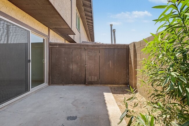 Building Photo - South Tempe 3BR Townhome w/ Private Yard, W/D & Parking