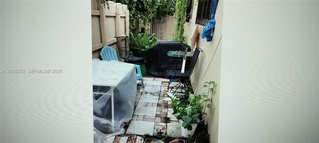 Building Photo - 2829 SW 38th Ct