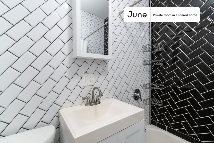 Building Photo - Room in Shared 3 bed/2 bath home