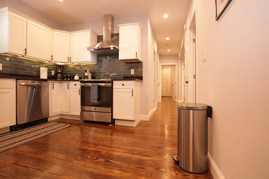 Building Photo - 289 Main St