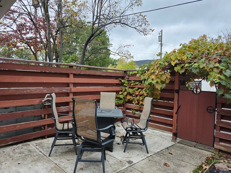 Building Photo - 436 Amblewood Way