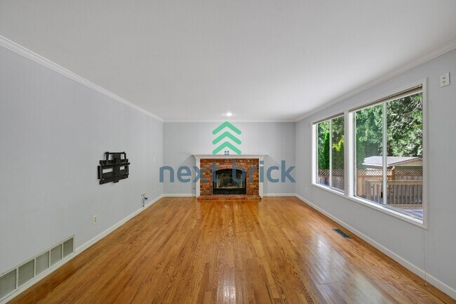 Building Photo - "Spacious 4-Bedroom Retreat with 2.5 Baths in Charming Sammamish Setting"