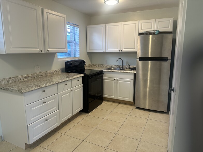 Primary Photo - 1026 White St