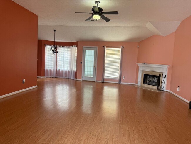 Building Photo - Charming Open-Concept Home in LaVergne